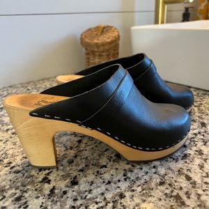 Swedish Hasbeens black clogs, barely worn in excellent condition!